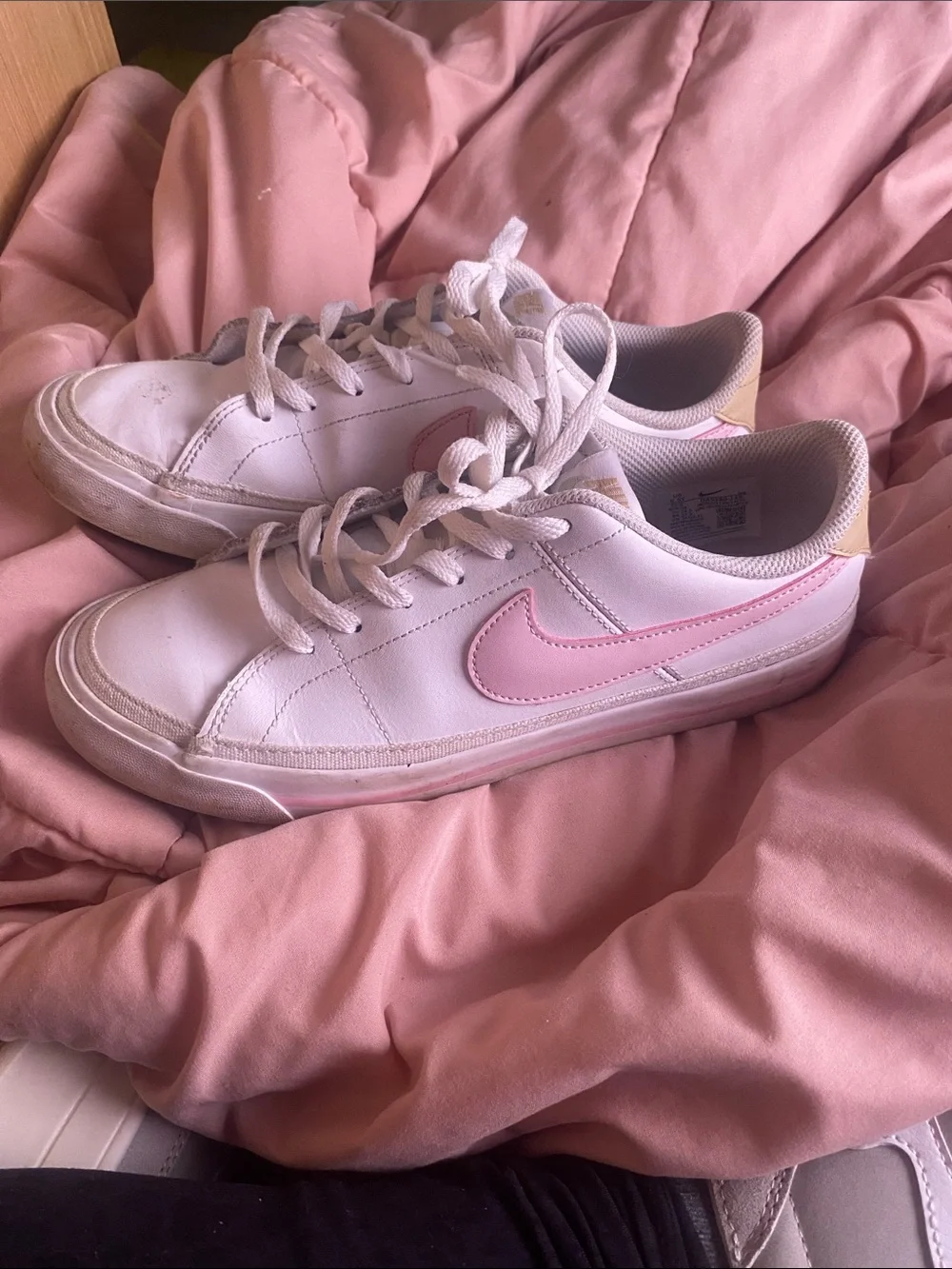 Nike Womens White Low-Top Sneakers with Pink Swoosh